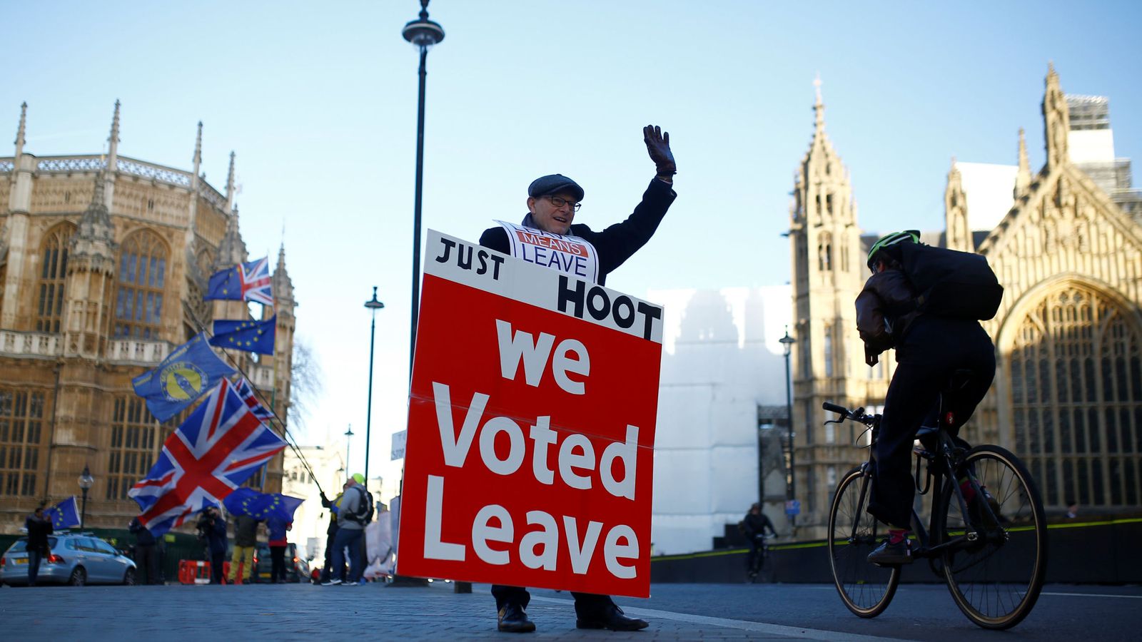 Foto: Un manifestante a favor del Brexit a las puertas del Parlamento británico, en Londres. (Reuters)