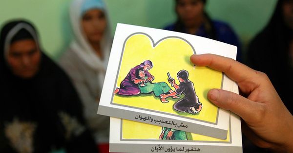 Foto: Clases de educación contra la mutilación genital femenina en Minia, Egipto, en junio de 2006. (Reuters)