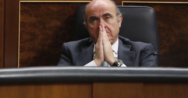 Foto: El ministro de Economía, Luis de Guindos, durante una sesión de control al Gobierno. (EFE)