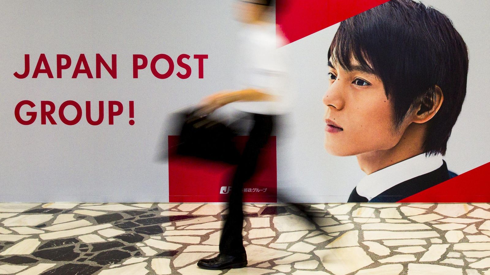 Foto: Cartel publicitario de Japan Post en Tokio (Reuters)
