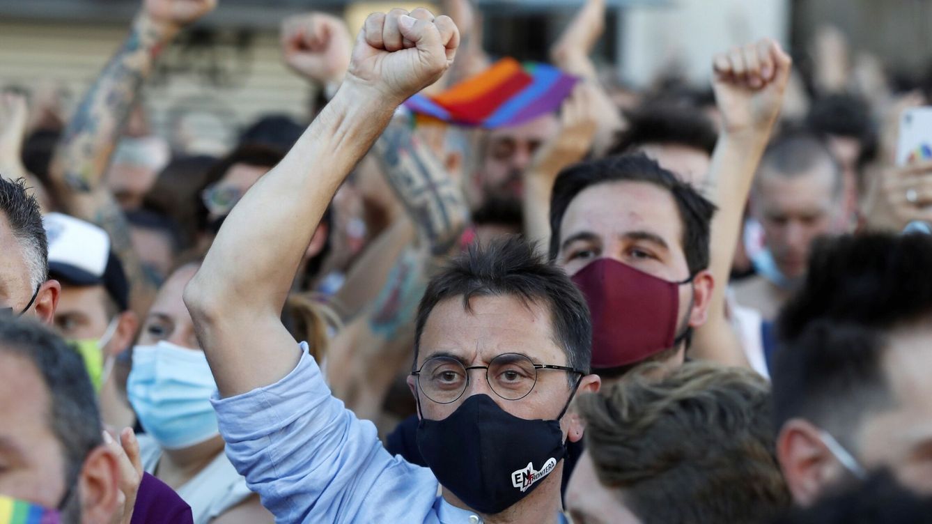Foto: Juan Carlos Monedero, en el centro de la imagen, en una manifestación en Madrid el pasado julio. (EFE)