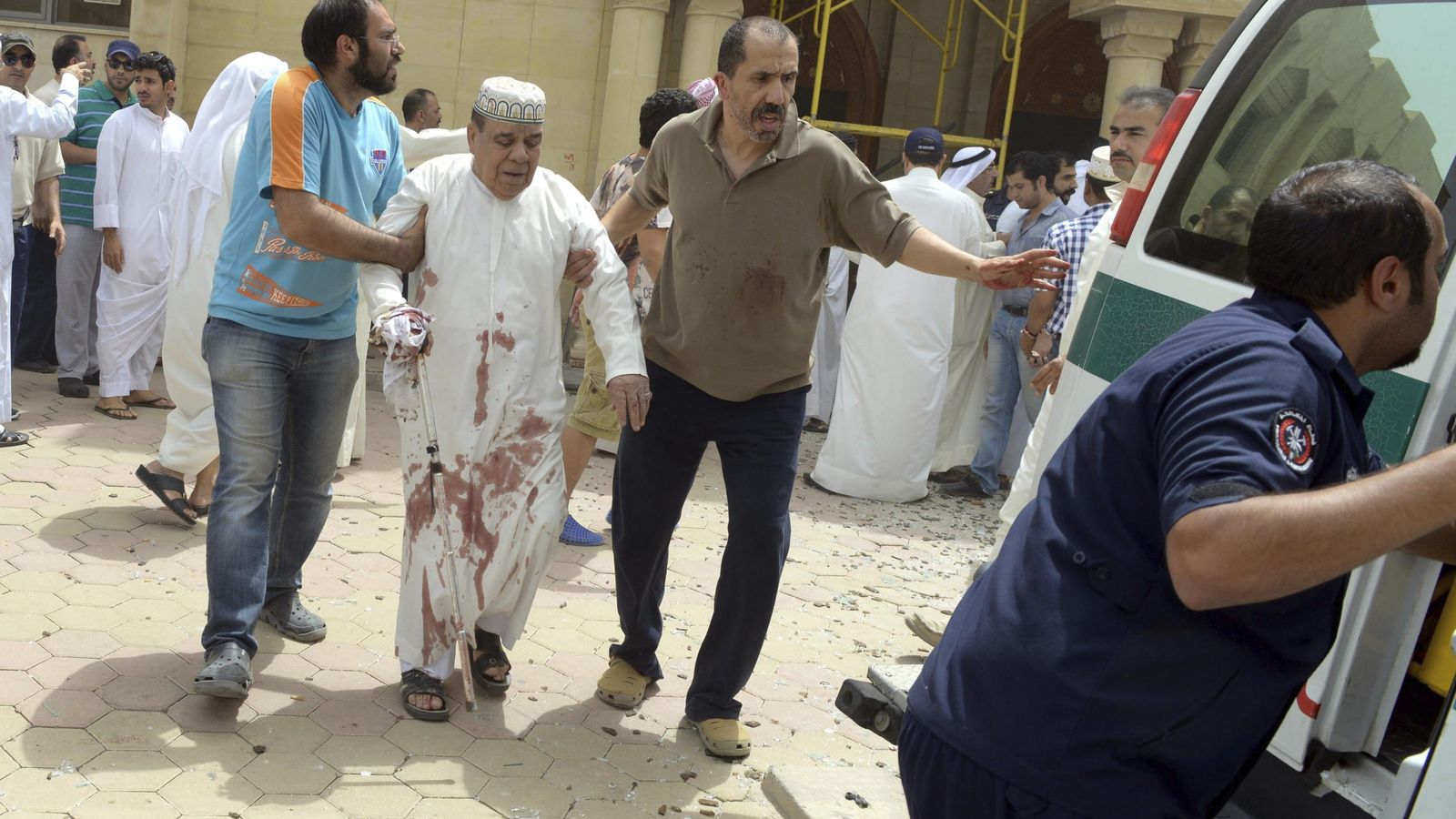 Foto: Un hombre herido es trasladado al hospital tras el atentado en la mezquita de Al Iman al Sadik en Kuwait. (EFE)