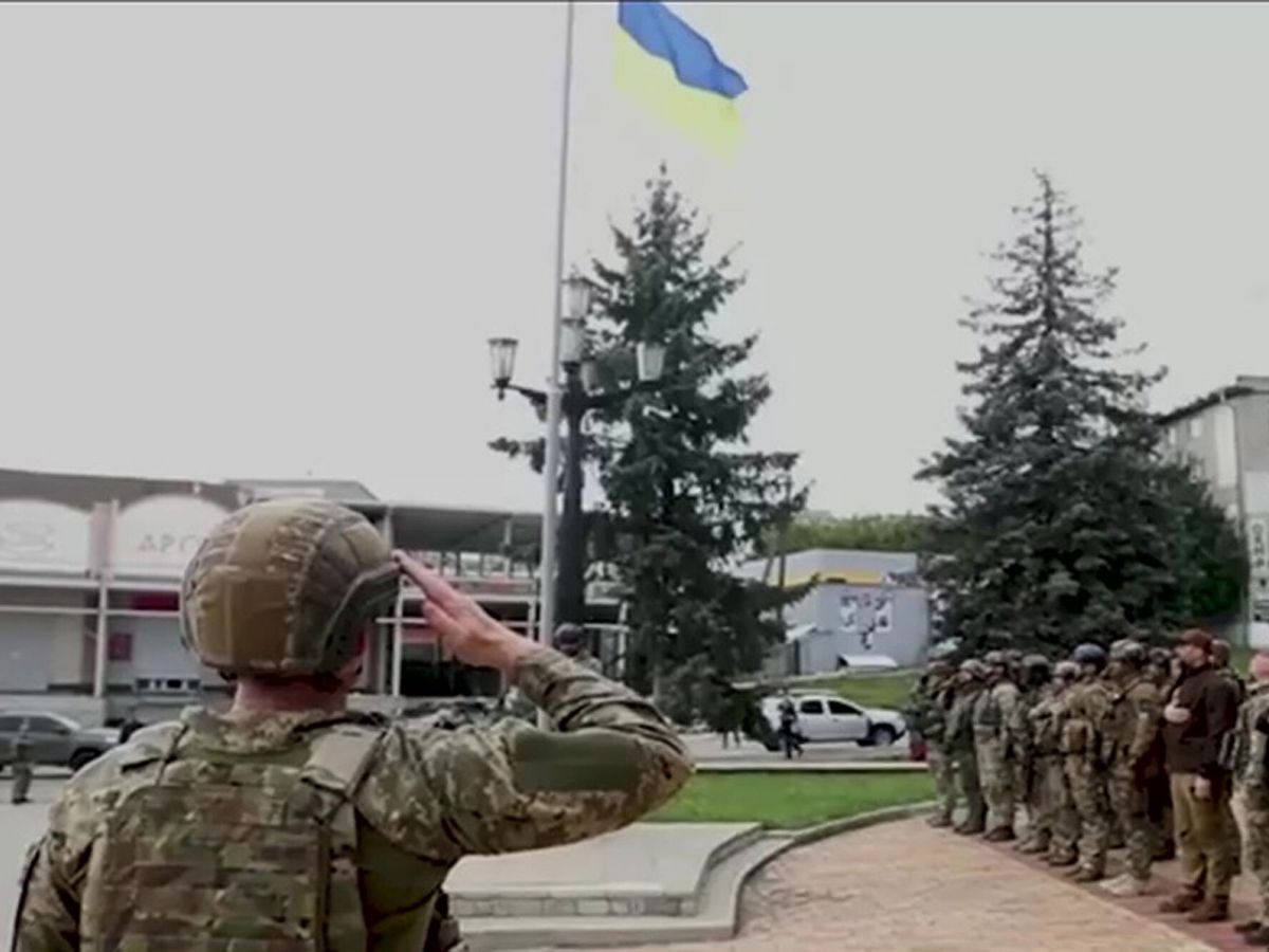 Foto: Izado de la bandera ucraniana en la localidad de Balakliya. (EFE)