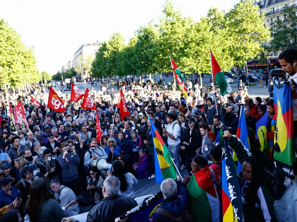 Foto: Protestas en París de activistas caledonios. (EFE/Mohammed Badra)