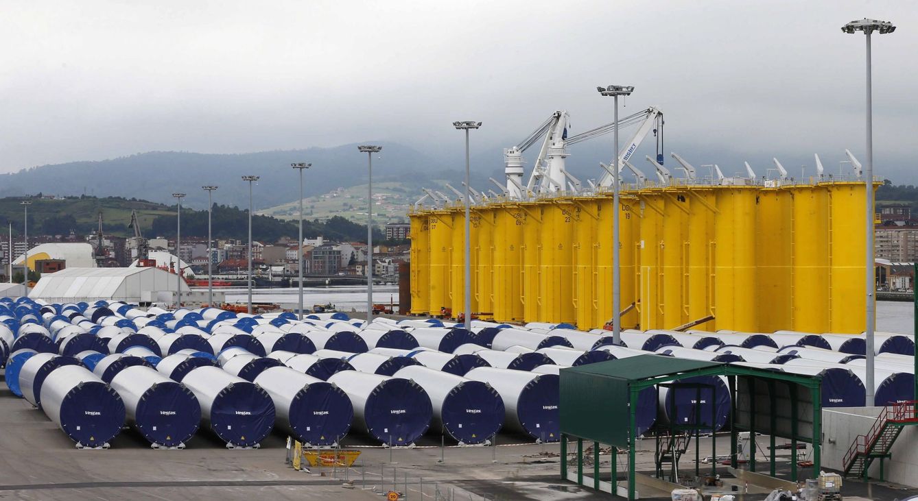 Piezas de un parque eólico marino esperando a ser transportadas en barco en el puerto de Avilés. (EFE)