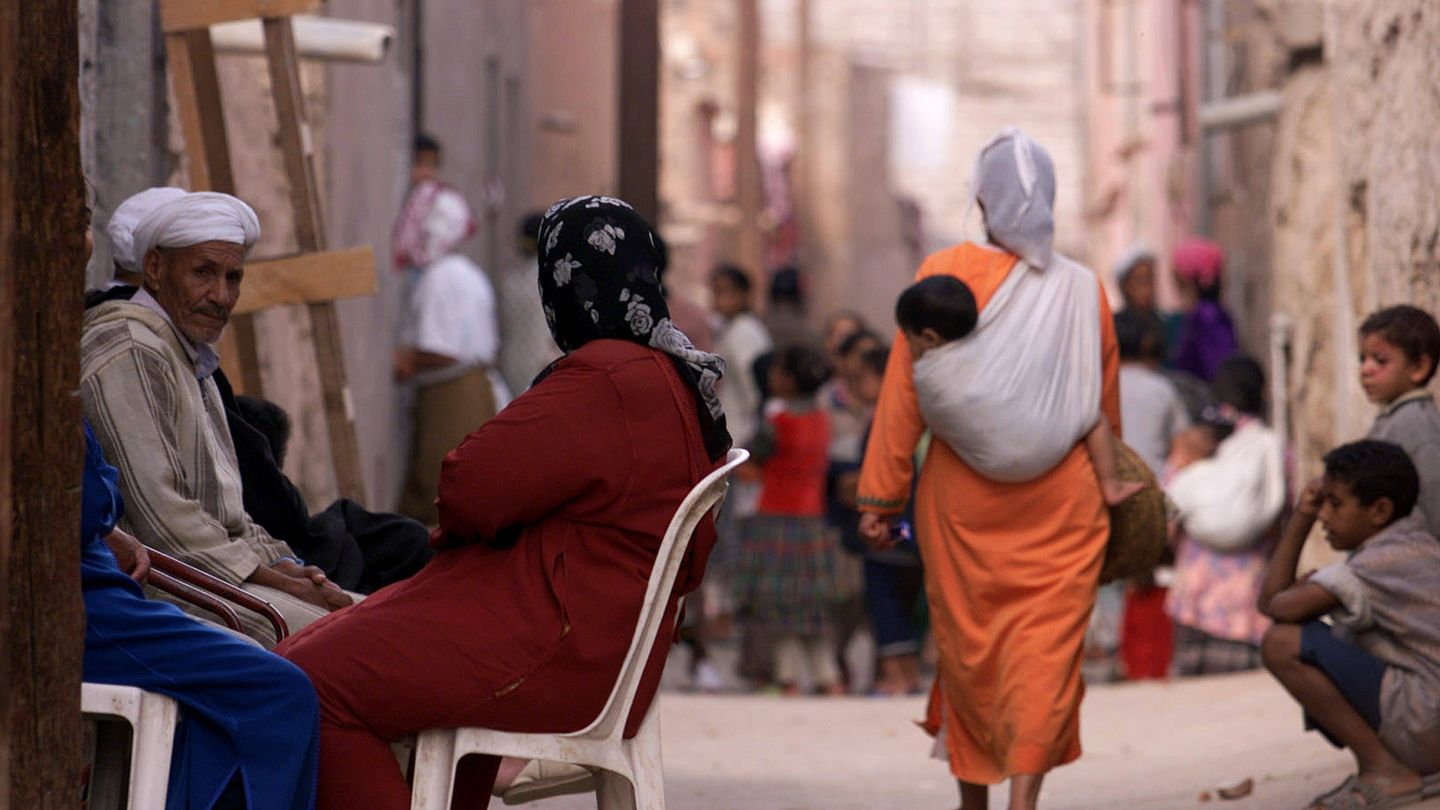 Una mujer camina con su hijo a la espalda por un callejón de Marrakesh. (Reuters)