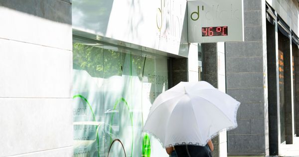 Foto: Una mujer pasea protegida por un paraguas en Lleida. (Efe)