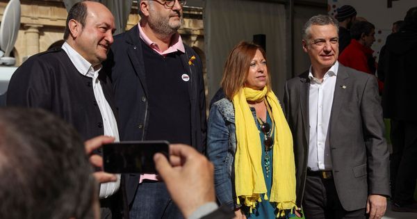 Foto: Andoni Ortuzar (i), el lehendakari, Iñigo Urkullu (d), Montserrat Candini (2d), Alcaldesa de la localidad catalana de Calella, y Eduard Pujol (2i), Diputado de Junts Per Cat.(EFE)