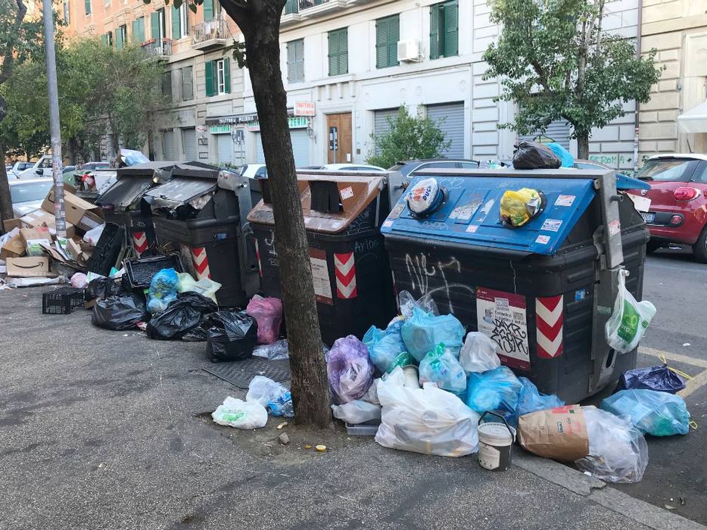 Algunas calles de Roma, inundadas de basura. (J. B.)
