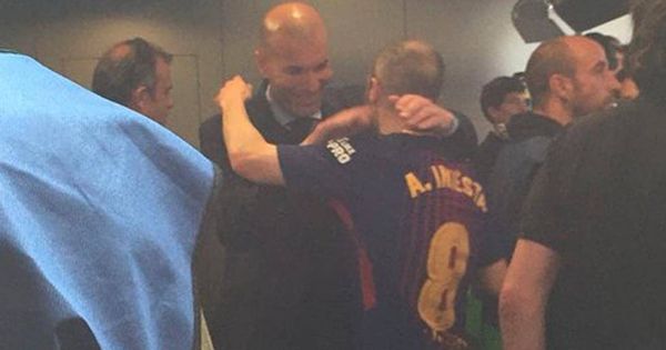 Foto: Momento en que las cámaras de Movistar captan el abrazo entre Zidane e Iniesta. (CC)