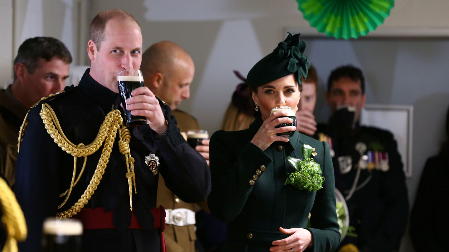 Kate Middleton, bebiendo cerveza en el Día de San Patricio del 2019. (Reuters/Pool/Gareth Fuller)