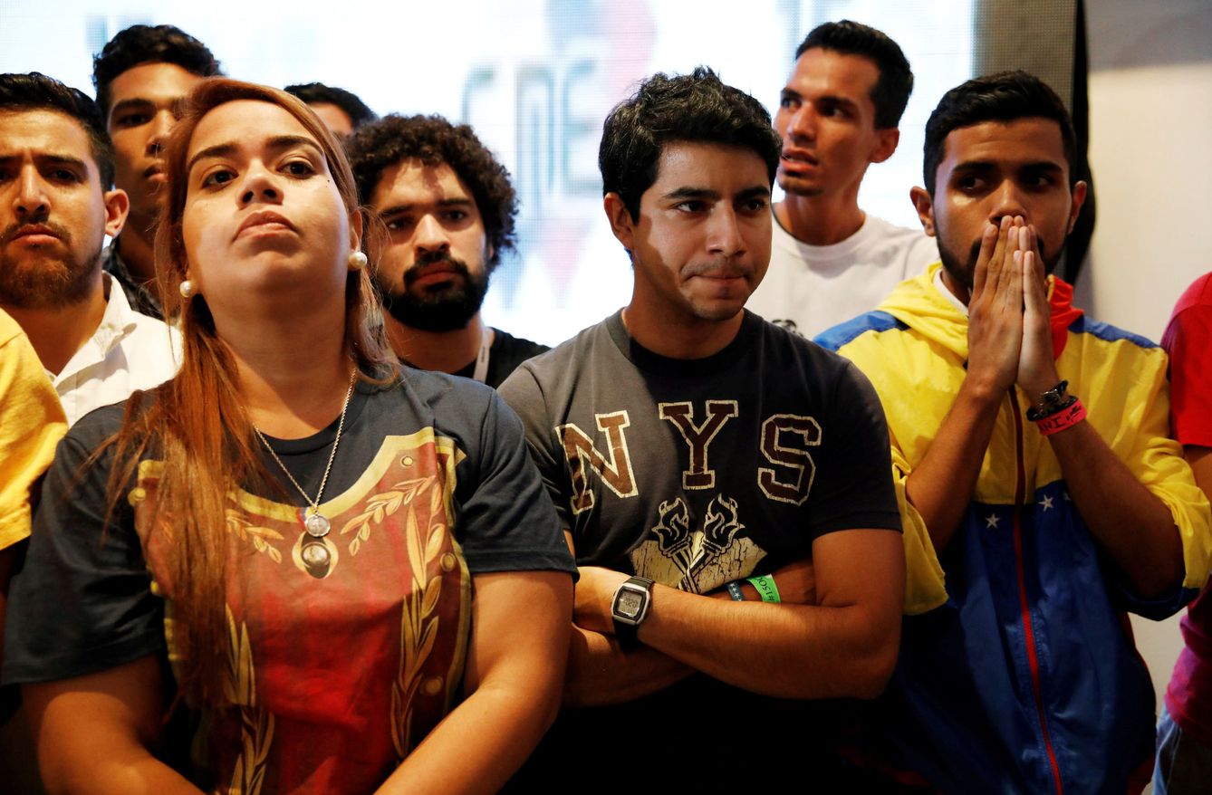 Votantes de la oposición reaccionan al escuchar los resultados en las elecciones regionales, en la sede de la MUD, en Caracas. (Reuters)