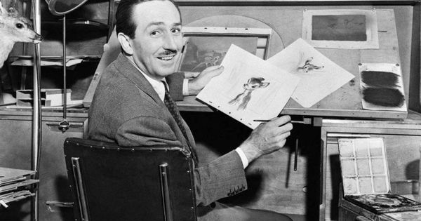 Foto: Walt Disney con unos bocetos de 'Bambi'. (Disney Enterprises)