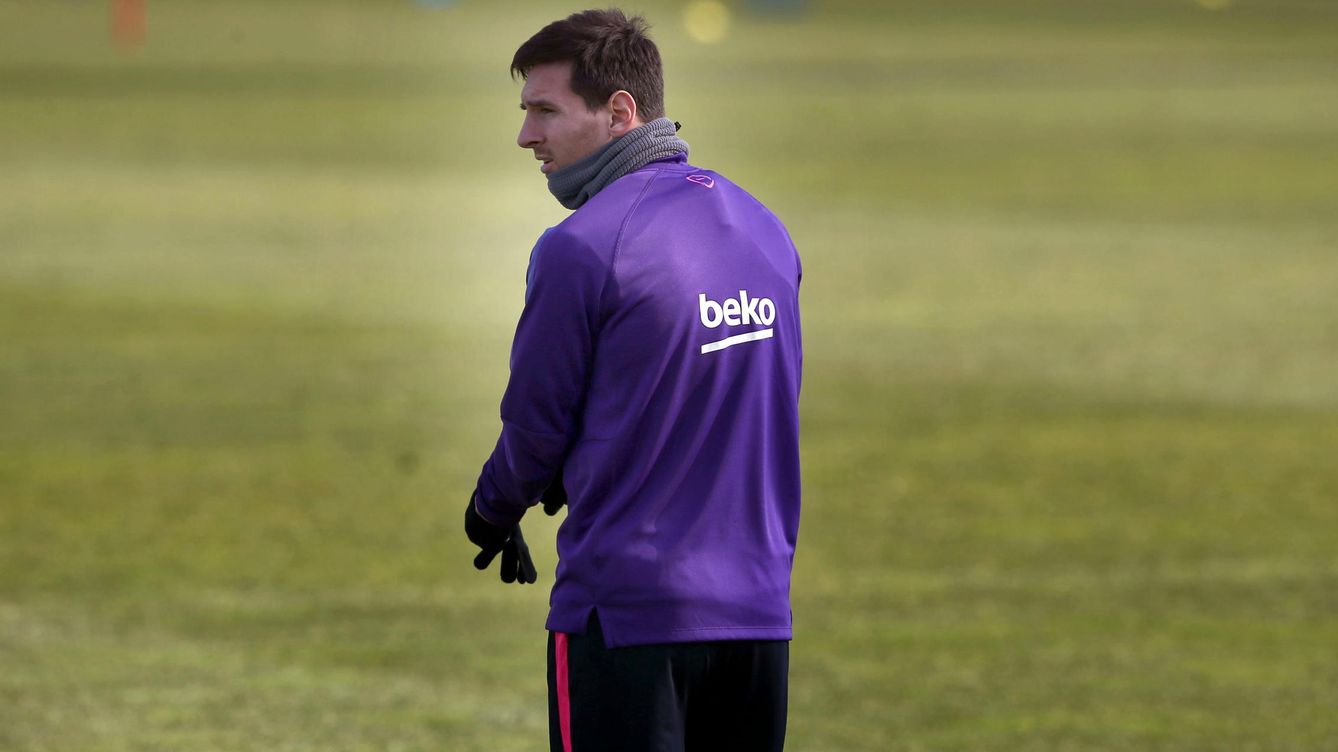 Foto: Leo Messi, a su llegada a un entrenamiento (Efe).