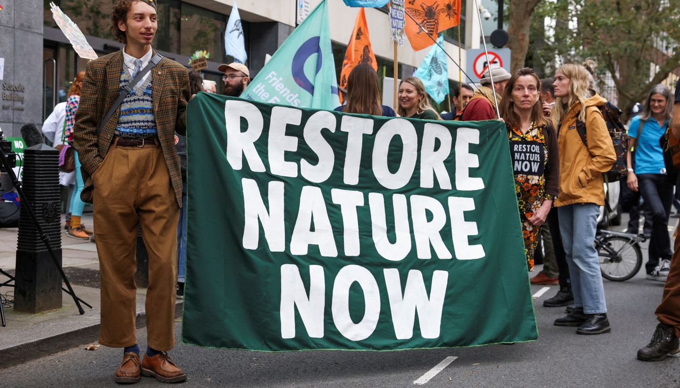 Activistas en favor de la ley de restauración de la naturaleza (Reuters/H.Adams)