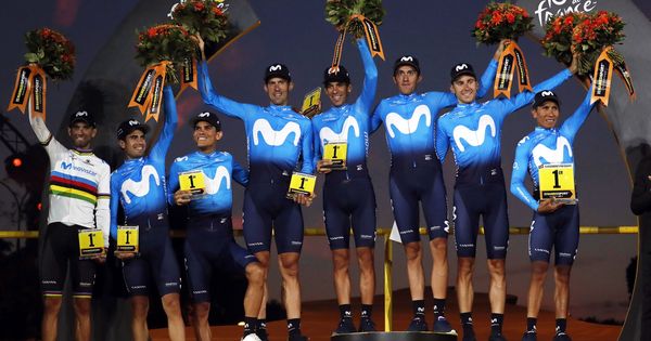 Foto: Movistar, en el podio del Tour de Francia como vencedores de la clasificación por equipos. (EFE)