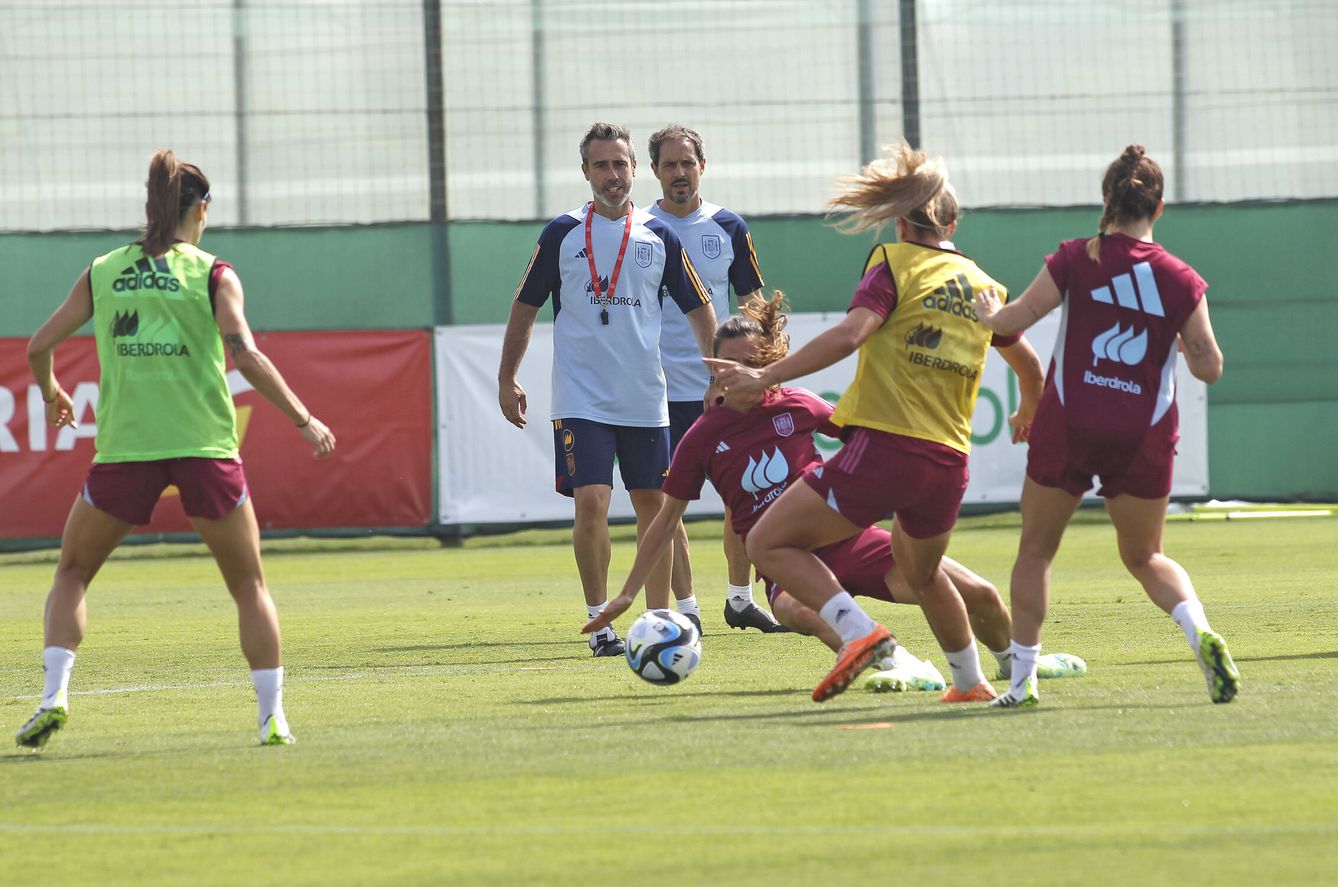Entrenamiento de la Selección española femenina de fútbol en Benidorm. (EFE/Morell) 