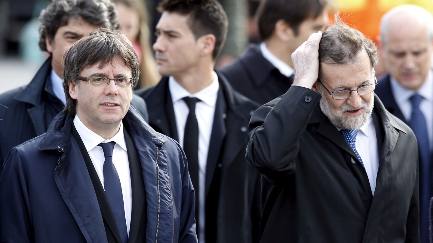 Mariano Rajoy y Carles Puigdemont. (EFE)