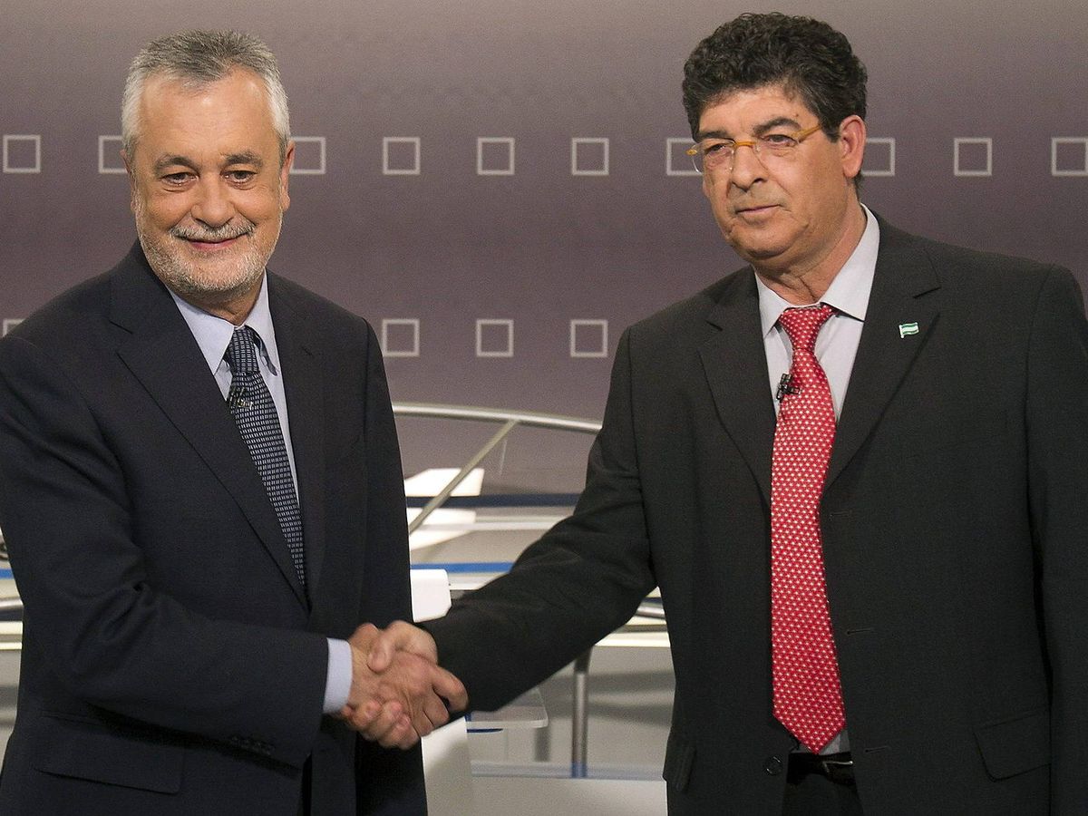 Foto: José Antonio Griñán y Diego Valderas, en el plató de Canal Sur donde se celebró el debate sin Javier Arenas en las elecciones de 2012. (EFE/José Manuel Vidal)