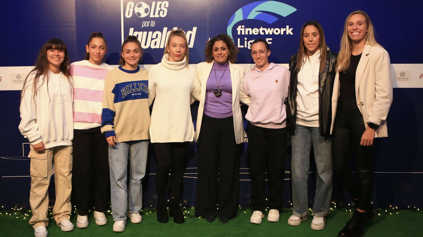 Beatriz Álvarez, con varias futbolistas en la presentación de Goles por la igualdad,