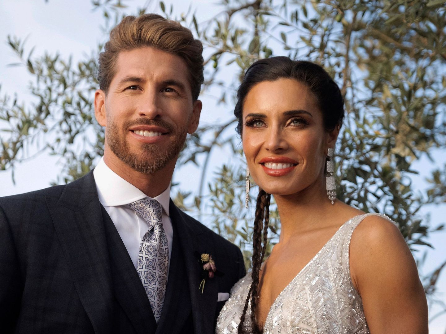 Sergio Ramos y Pilar Rubio posan en el día de su boda. (EFE)