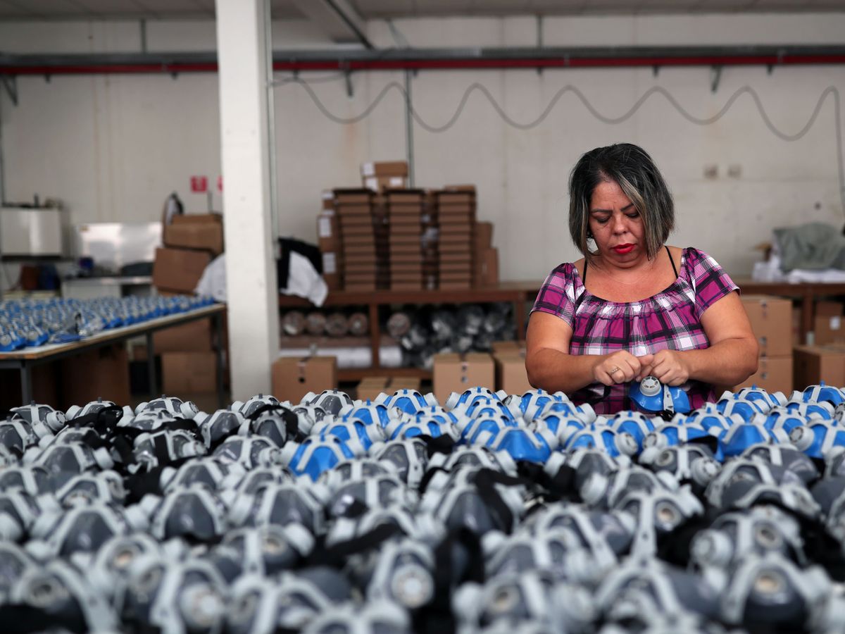 Foto: Una trabajadora de una fábrica de mascarillas en Sao Paulo. (Reuters)