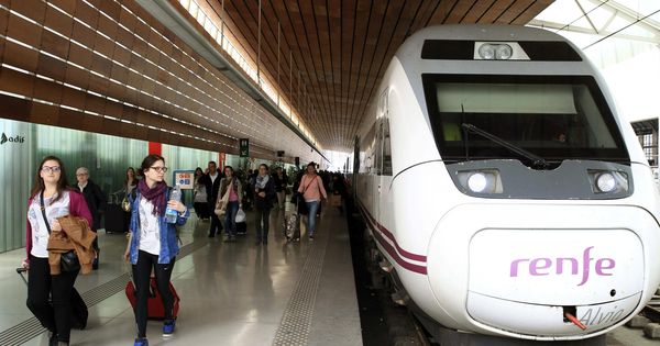 Foto: Viajeros procedentes de Barcelona a su llegada a la estación de Renfe.(EFE)
