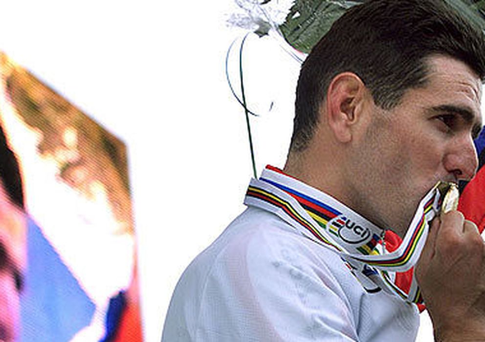Foto: Olano celebra el Mundial de Contrarreloj en 1998 (Efe).