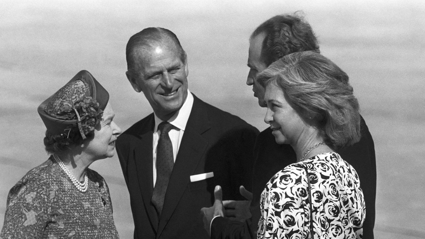 Juan Carlos y Sofía, acompañando a la reina Isabel y el duque de Edimburgo durante una visita a nuestro país. (EFE)