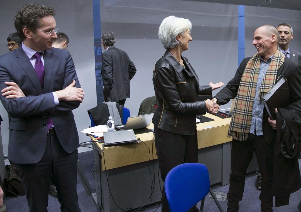 Foto: Dijsselbloem observa a Varufakis mientras saluda a Christine Lagarde durante el encuentro del Eurgrupo en Bruselas (Reuters).
