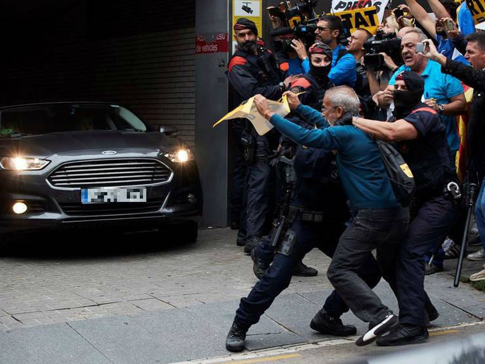 Foto: Varios manifestantes increpan al presidente del Gobierno en funciones, Pedro Sánchez, a su salida en coche del hospital de Sant Pau de Barcelona. (EFE)