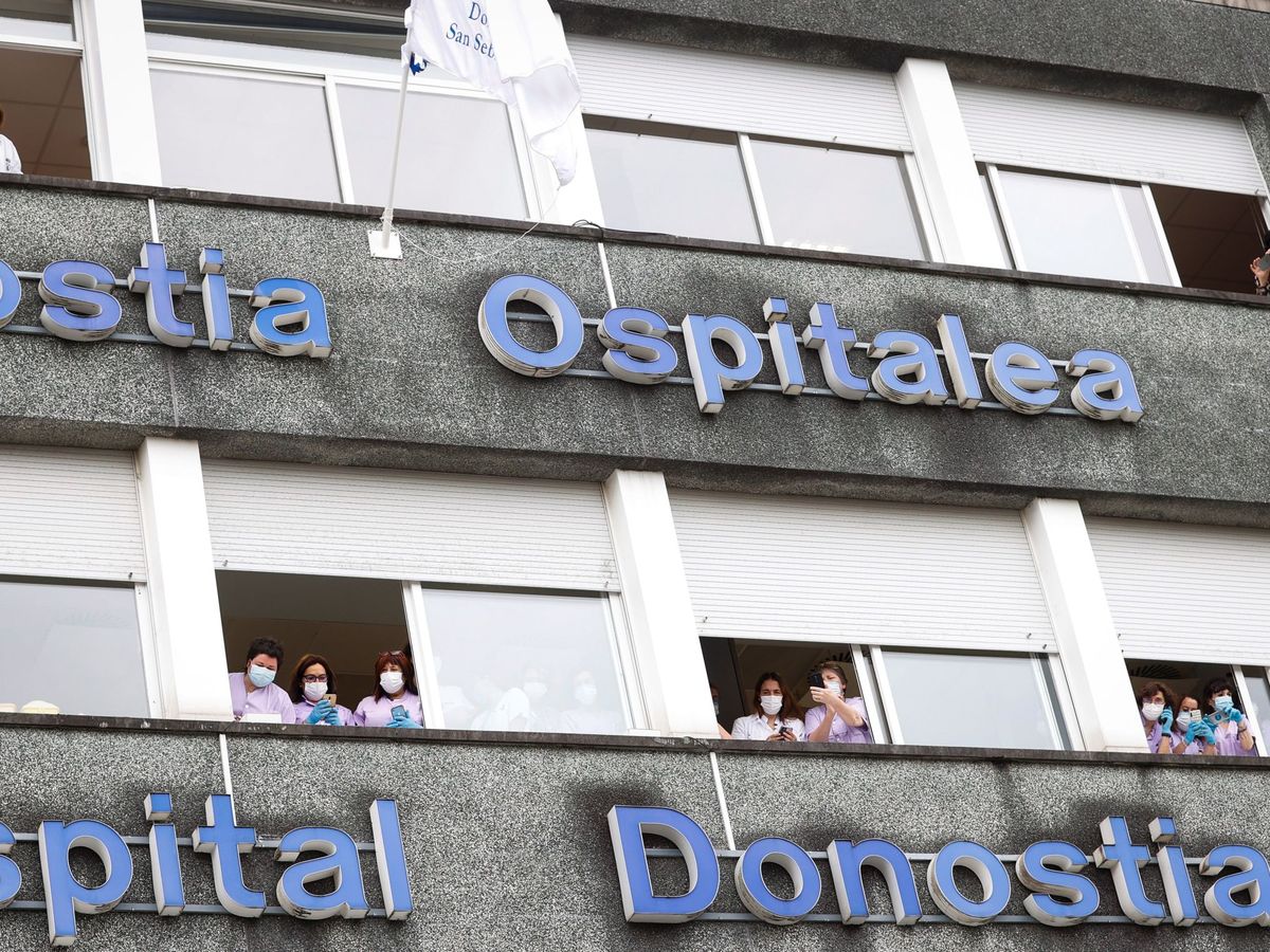Foto: Numerosos sanitarios se asoman a las ventanas durante una visita del Hospital de Donostia, en una imagen de archivo. (EFE/Javier Etxezarreta)