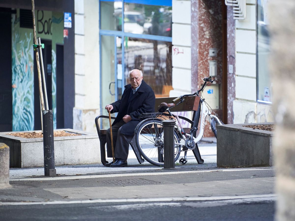 Foto: "No dejen mensajes en el contestador": la Guardia Civil lanza este aviso para las personas mayores que viven solas. (EFE / Adrián Ruiz-Hierro)