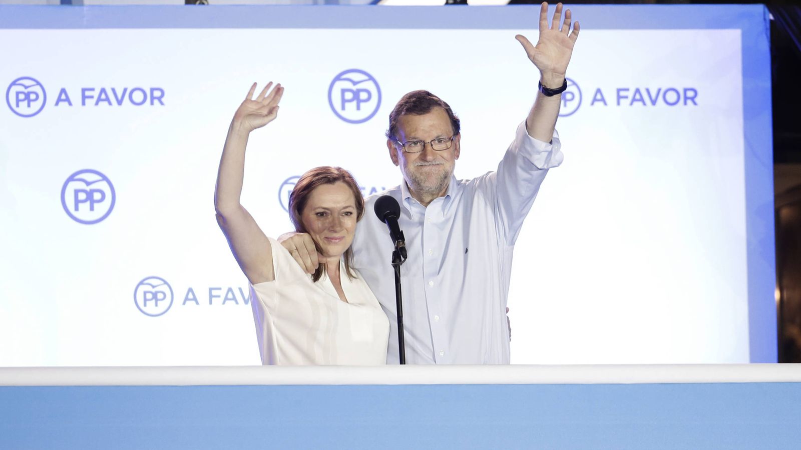 Foto: Elvira Fernández y Mariano Rajoy, en el balcón de Génova. (Gtres)
