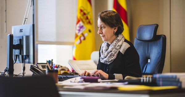 Foto: Concha Talón, fiscal jefa de Barcelona, en su despacho. (Foto: Alex Caparrós) 