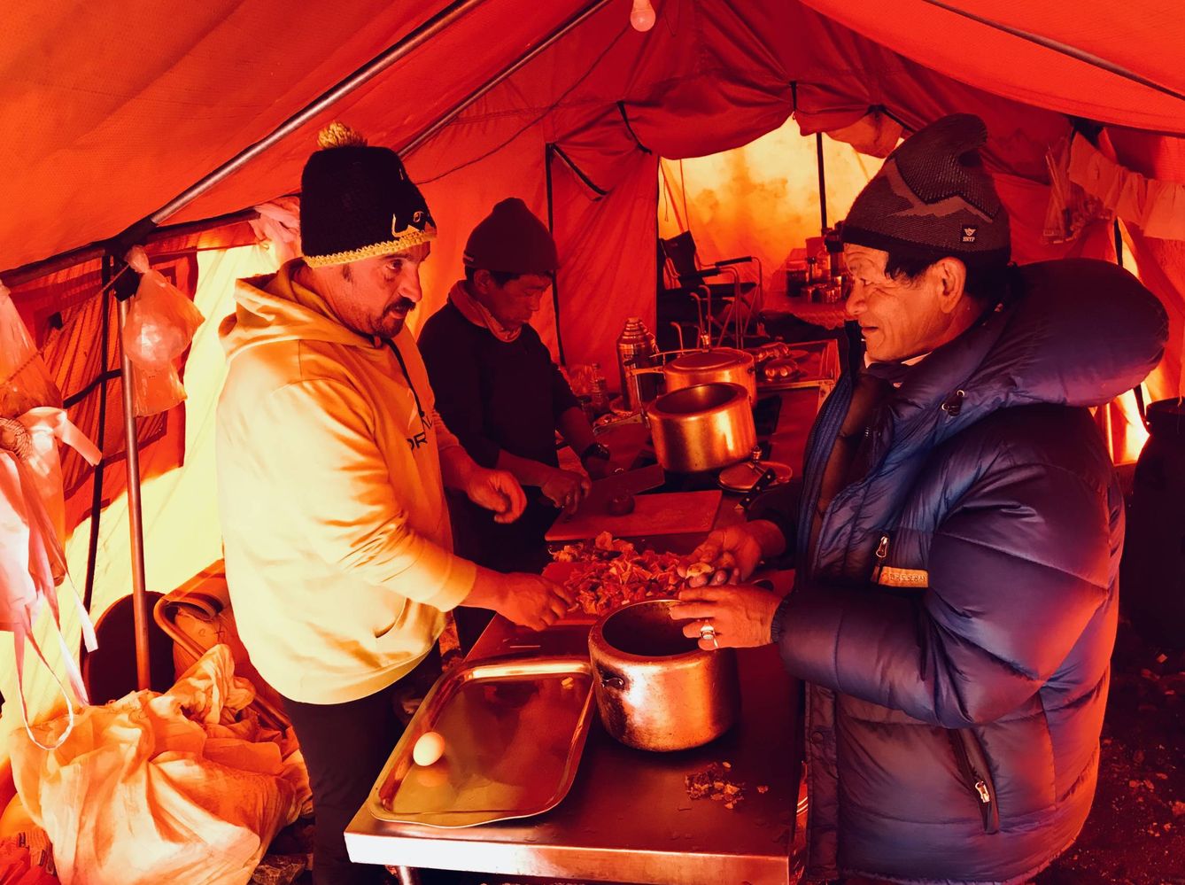 Los cocineros de la expedición, Eneko Garmendía (i) y Ringi (d), preparando la comida en el Campo Base del Everest.