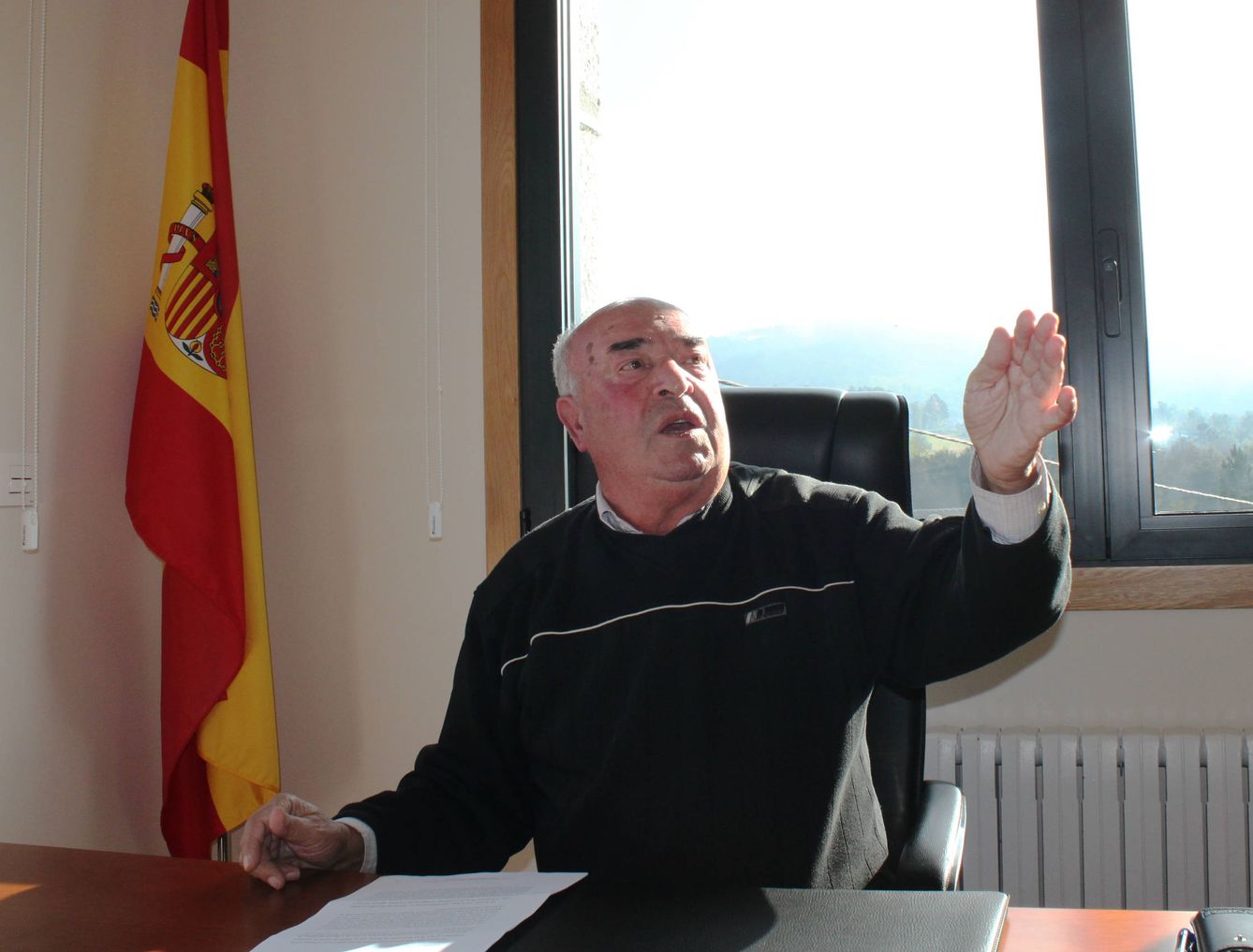 El alcalde de Beade, Senén Pousa, en el despacho del Ayuntamiento. (Laura Pazo)