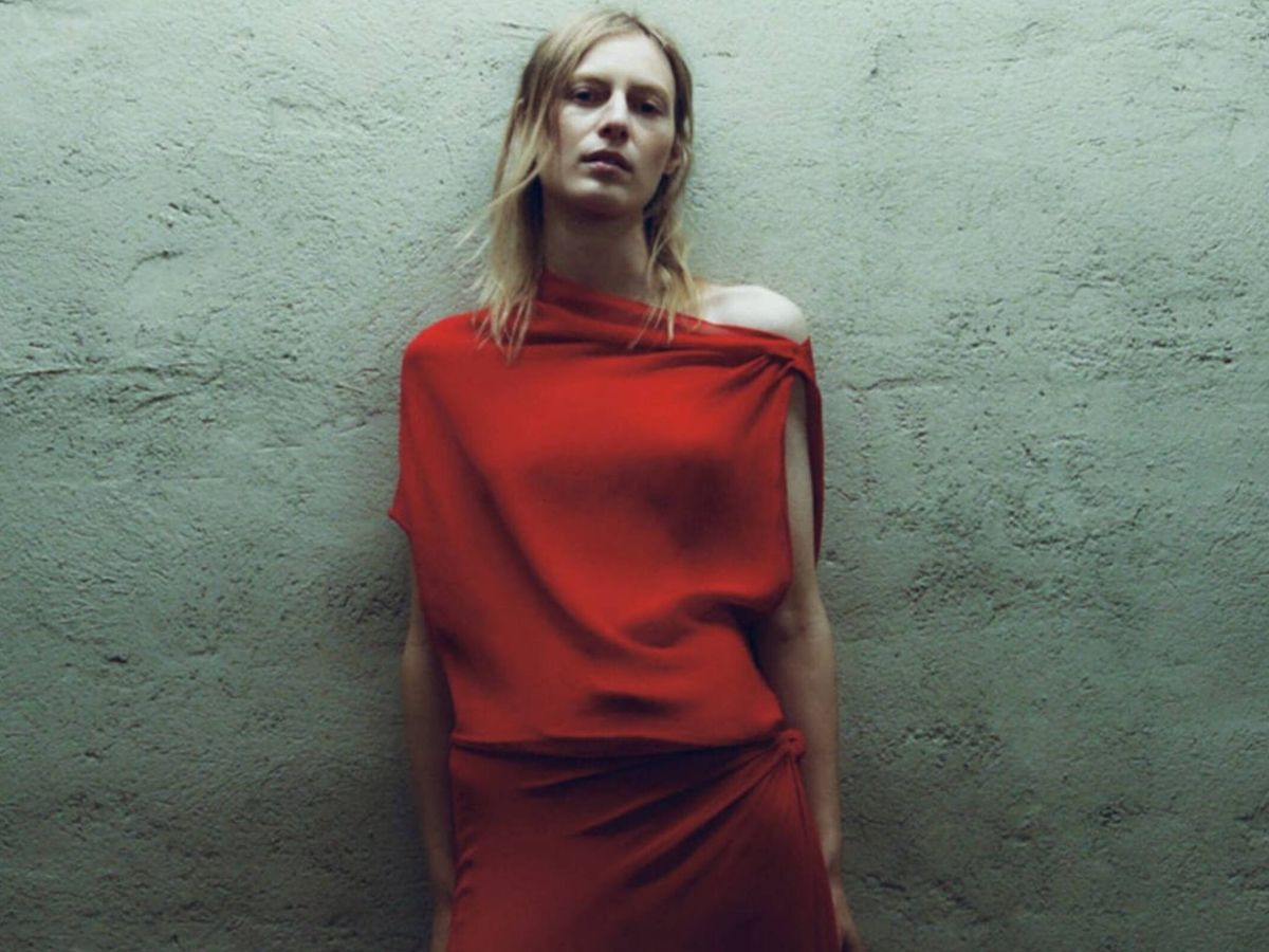 Foto: Descubre las claves de estilo de este vestido rojo de Zara. (Cortesía)