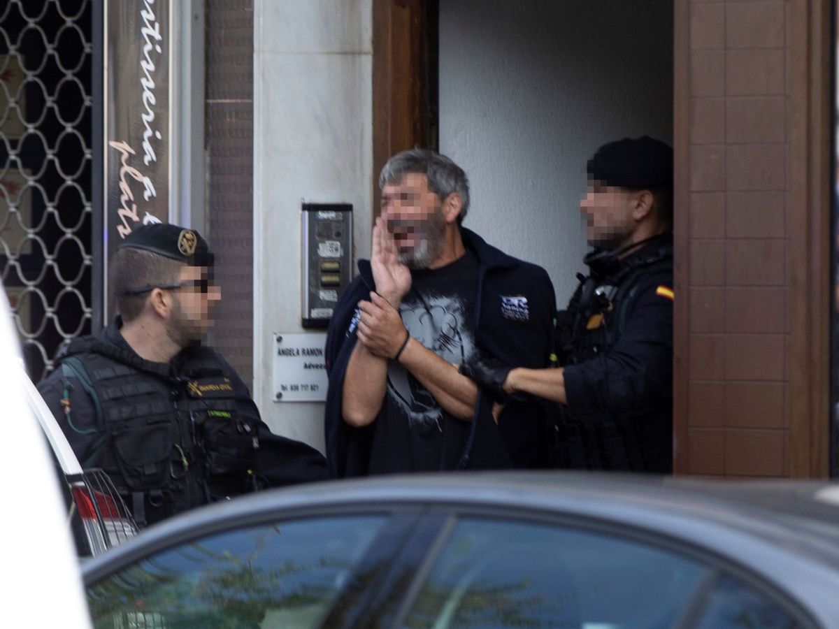 Foto: Agentes de la Guardia Civil acompañan a uno de los nueve detenidos el 23 de septiembre. (EFE)