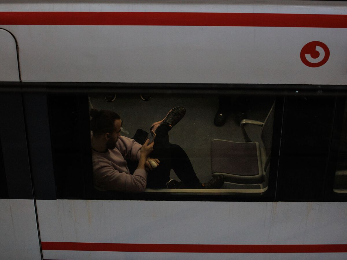 Foto: Un vagón de Cercanías en la estación de Atocha. (Europa Press/Alejandro Martínez Vélez)
