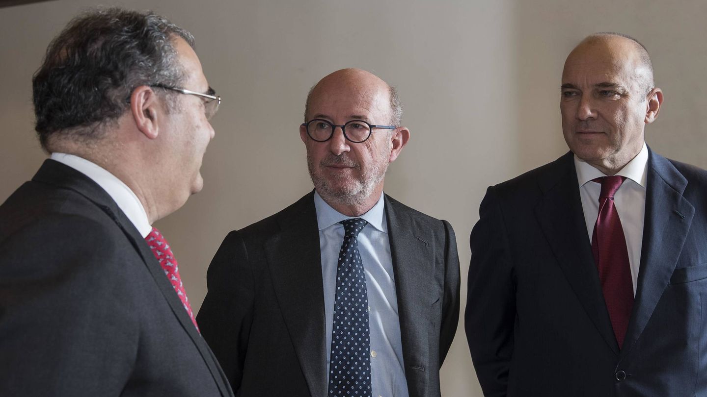 Emilio Saracho, nuevo presidente de Popular (c), junto a su antecesor, Ángel Ron (i), y Pedro Larena.
