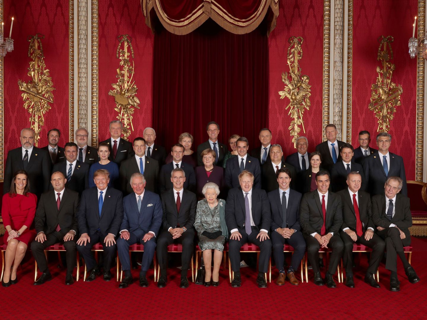 La reina Isabel II, con los líderes de los países de la OTAN. (Reuters)