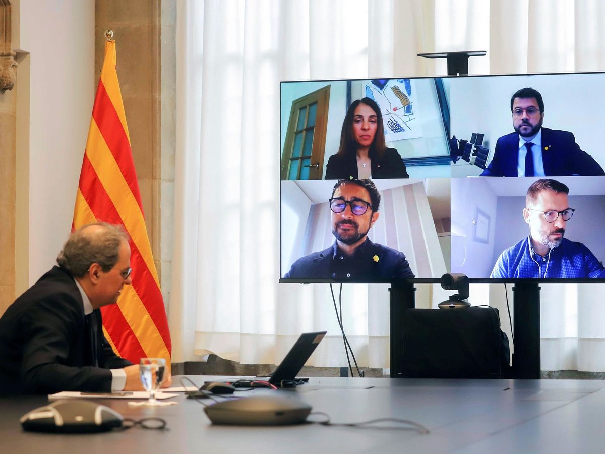 Foto: Fotografía facilitada por la Generalitat de su presidente, Quim Torra, durante la reunión extraordinaria del Govern realizada por videoconferencia, este domingo. (EFE)