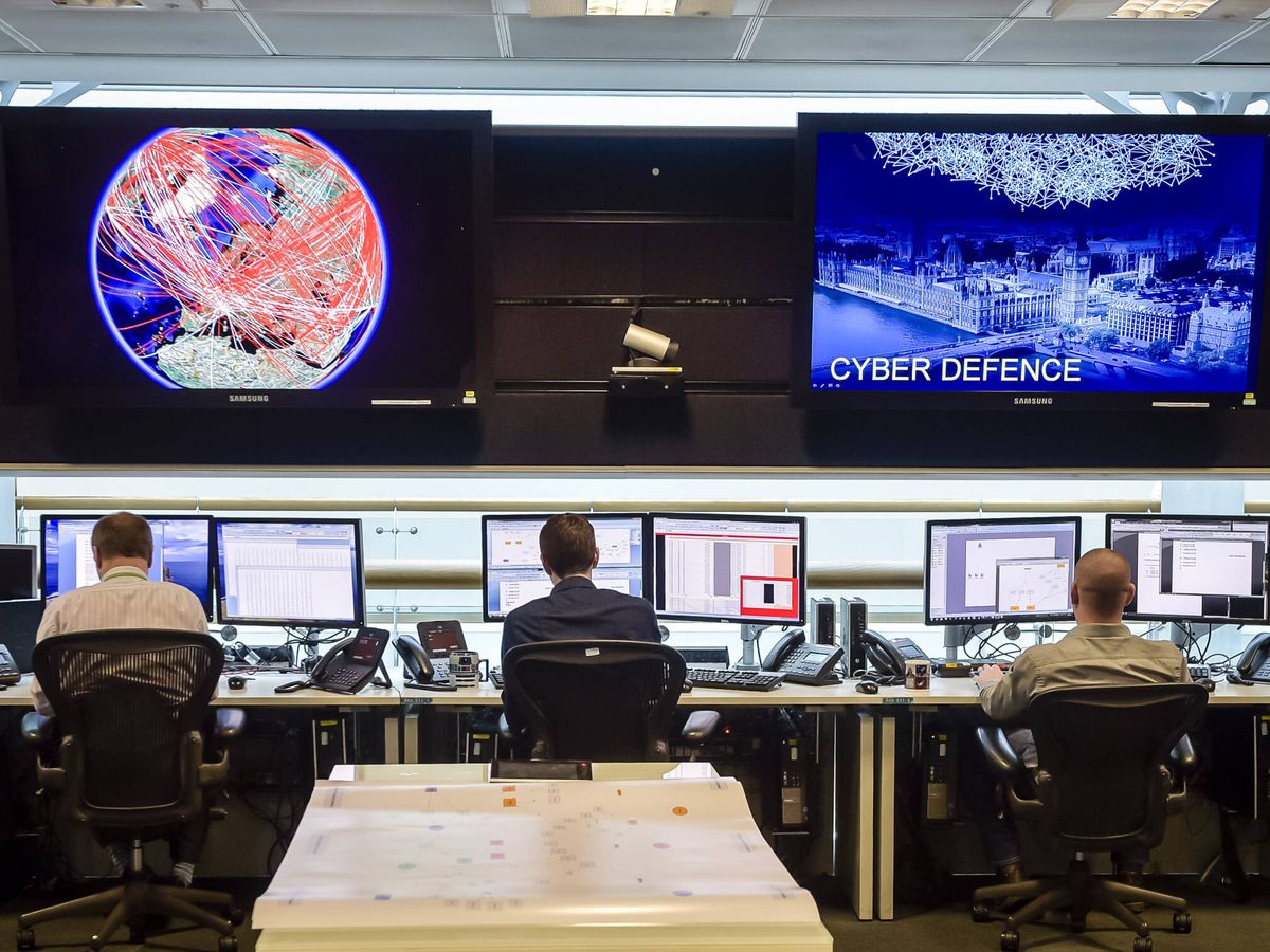 Foto: Una sala de operaciones ciberdefensa de la agencia británica GCHQ. (Getty/WPA)