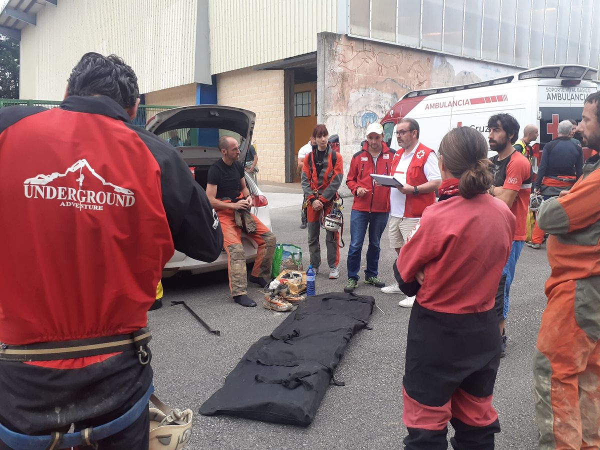 Foto: Activado el dispositivo de rescate del espeleólogo francés atrapado en una cueva cántabra. (EFE/Gobierno de Cantabria)