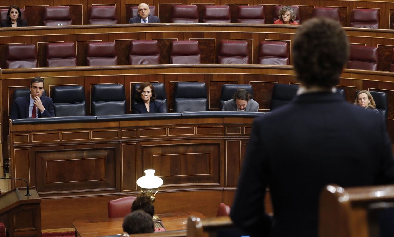 El presidente del Gobierno, Pedro Sánchez, escucha al líder de la oposición, Pablo Casado, en el pleno del Congreso. (EFE)