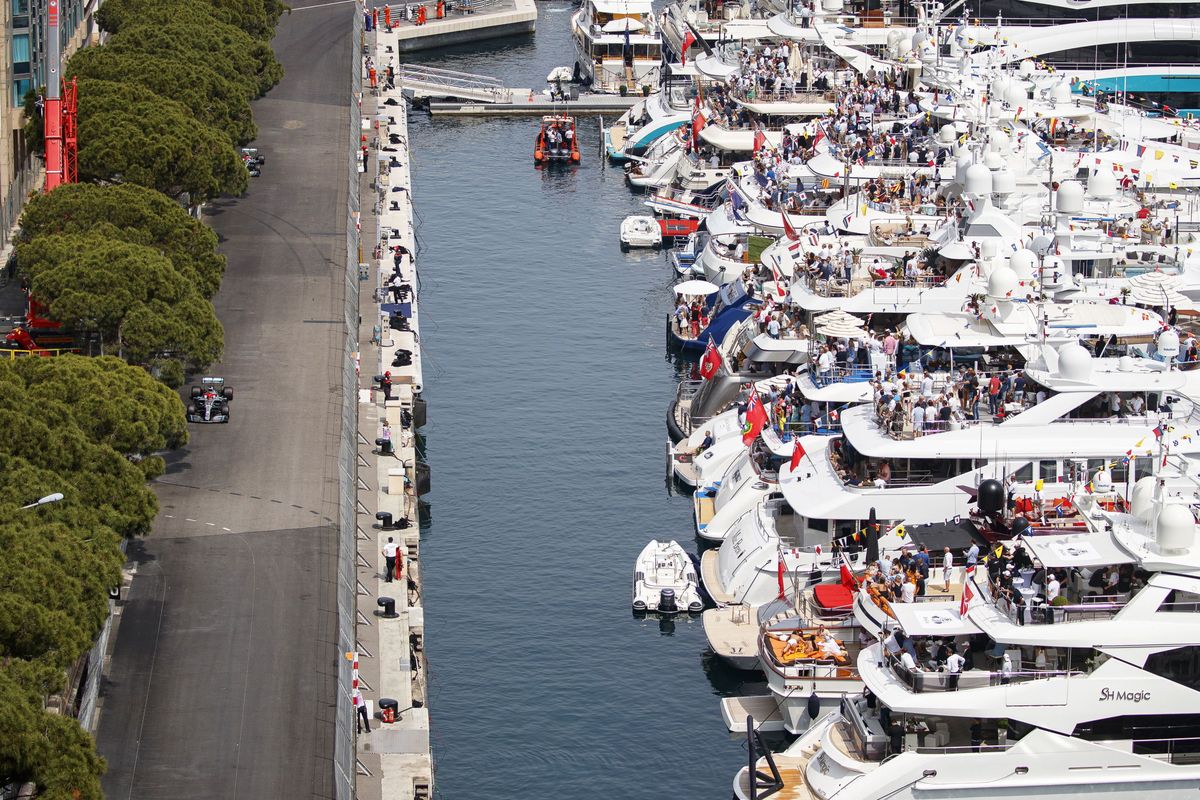 200.000 personas presencian en vivo el GP de Mónaco ya sea en las gradas, yates u hoteles. (EFE)