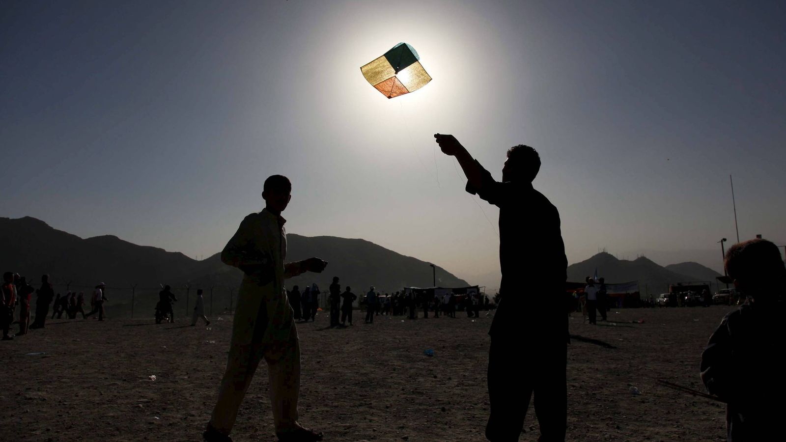 Foto: Unos niños afganos hacen volar unas cometas durante el Día Internacional de la Paz en Kabul. (EFE)