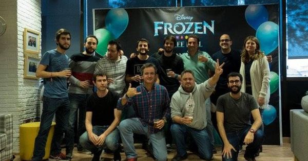 Foto: Parte del equipo de Genera Games celebra el éxito de Frozen. (Genera Games)