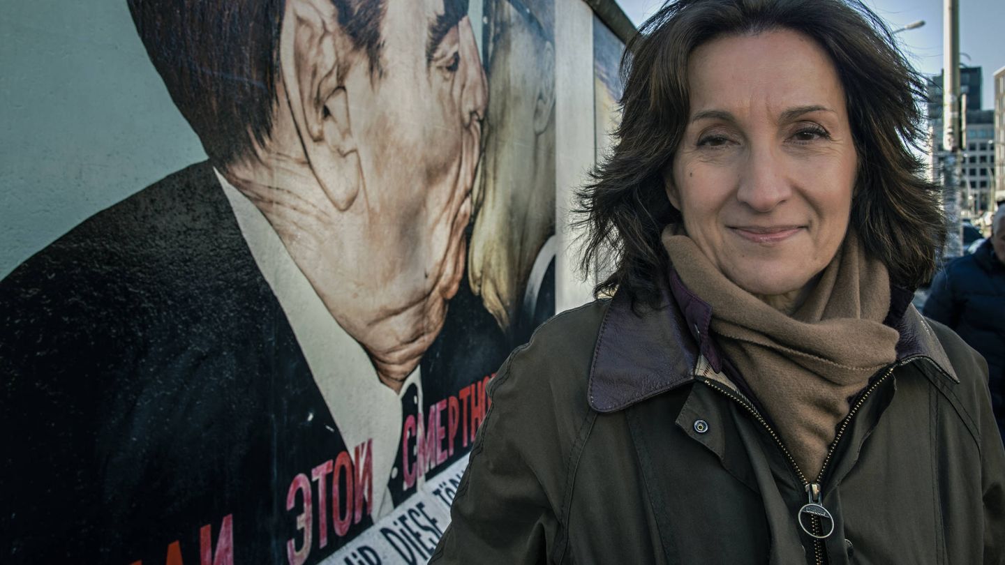 Paloma Sánchez-Garnica junto a los restos icónicos del Muro de Berlín. (Foto: Carlos Ruiz)